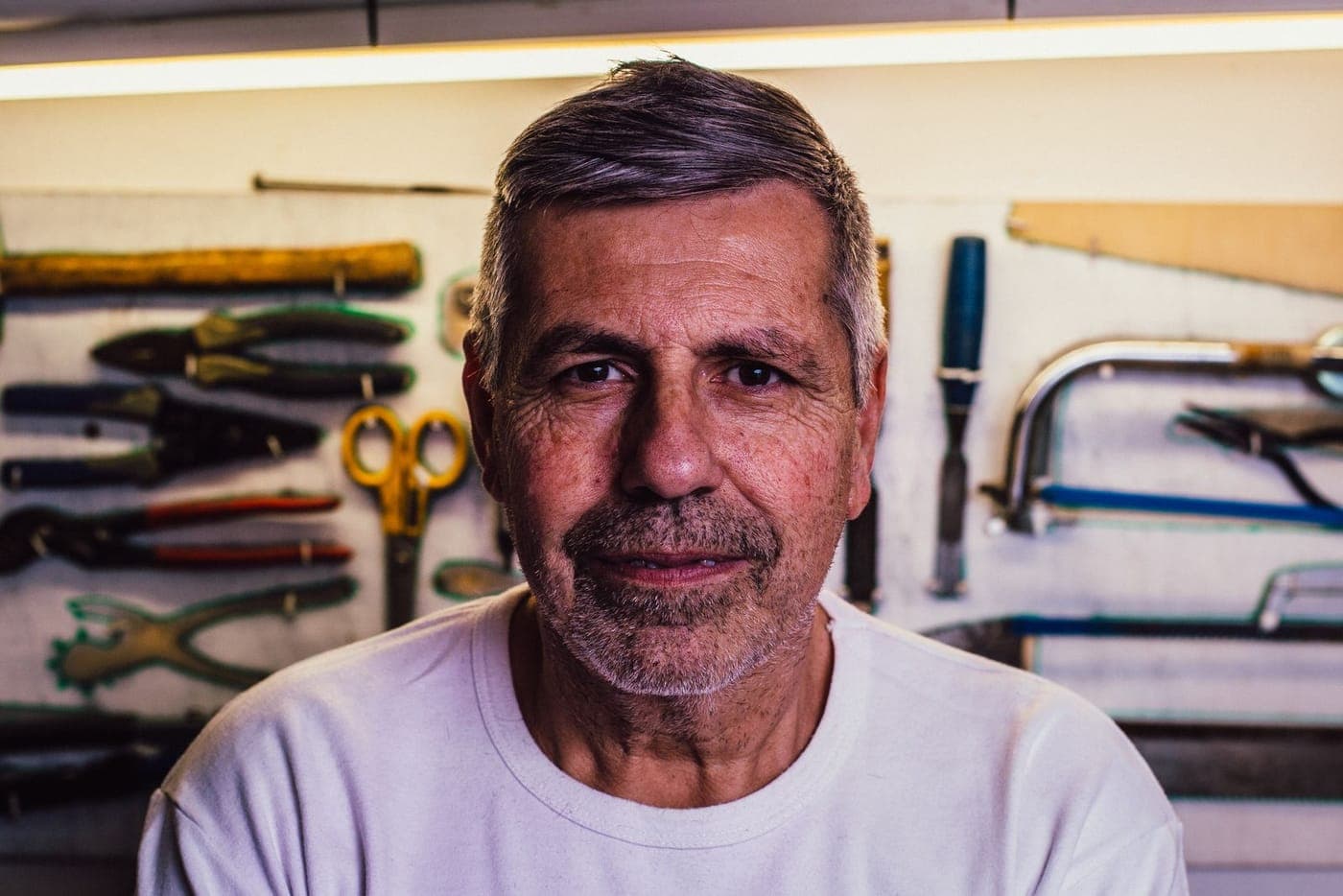 Homem na casa dos 50, olhar direto